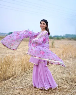 Nimrat Khaira In Field Wallpaper