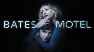 Norma Hugging Norman Bates Motel Wallpaper