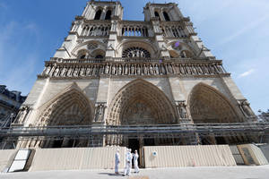 Notre Dame Front Bottom Perspective Wallpaper