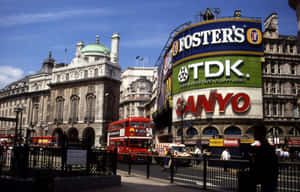 Old Vintage Bus Piccadilly Circus Wallpaper