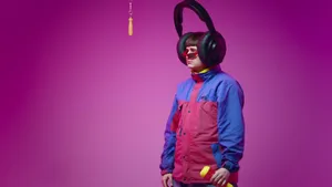 Oliver Tree Dangling Yellow Handle Wallpaper