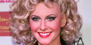 Olivia Newton John With Short Curly Hair Wallpaper