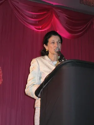 Olympia Snowe Elegantly Dressed In Cream Wallpaper