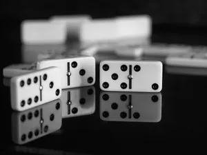 Ongoing Domino Game Wallpaper