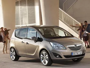 Opel Meriva In Vivid Action Wallpaper
