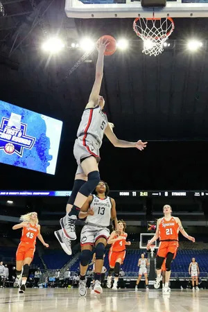 Paige Bueckers Basketball Highlight Wallpaper