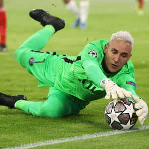 Paris Saint-germain's Star Goalkeeper Keylor Navas In Action Wallpaper