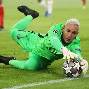 Paris Saint-germain's Star Goalkeeper Keylor Navas In Action Wallpaper