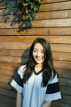 Park Gyu Young Strikes A Pose Wallpaper