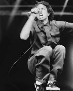 Passionate Performance Blackand White Wallpaper