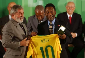 Pele Receiving Number10 Jersey Wallpaper