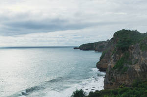 Pemandangan Beach And Rocky Mountains Wallpaper