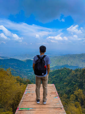 Pemandangan Man With Backpack Wallpaper