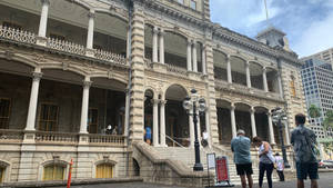 People Entering Iolani Palace Wallpaper