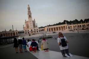 People Kneeling At Fatima Sanctuary Wallpaper