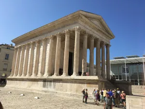 People Visiting The Maison Carrée Wallpaper