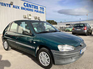 Peugeot106 Green Auction House Wallpaper