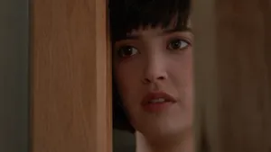 Phoebe Cates Poses Elegantly With A Ravishing Smile Wallpaper