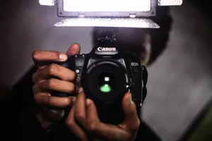 Photographerin Actionwith L E D Light Wallpaper