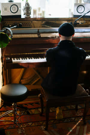 Pianistin Contemplationat Vintage Piano Wallpaper