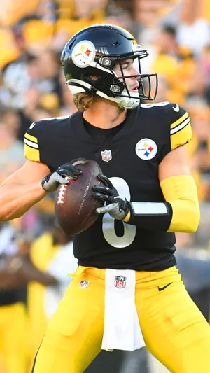 Pittsburgh Steelers Quarterback Preparation Wallpaper