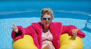 Poolside Glamourin Pinkand Yellow Wallpaper