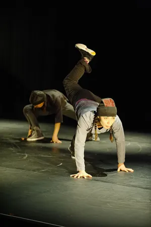 Popping Raising Leg [wallpaper] Wallpaper