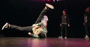 Popping Spinning Legs [wallpaper] Wallpaper