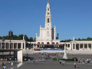 Portugal's Fatima Sanctuary With People Wallpaper