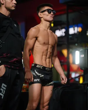 Pouting Song Yadong Wallpaper