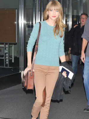 Preppy Casual Style Walking Wallpaper