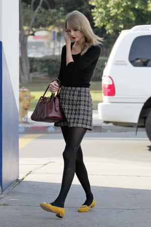 Preppy Outfit Taylor Swift Wallpaper