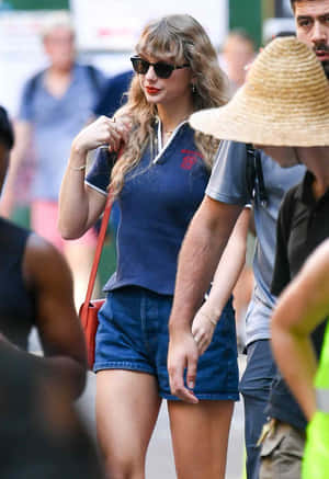 Preppy Summer Outfit Taylor Swift Wallpaper