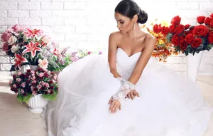 Pretty Bride Long White Dress Wallpaper