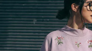 Pretty Girl Aesthetic Floral Sweater Wallpaper