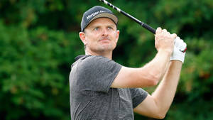 Professional Golfer - Justin Rose In Action Wallpaper