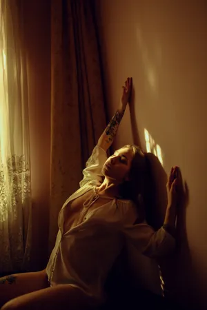 Provocative Pose Of Dramatic Woman Wallpaper