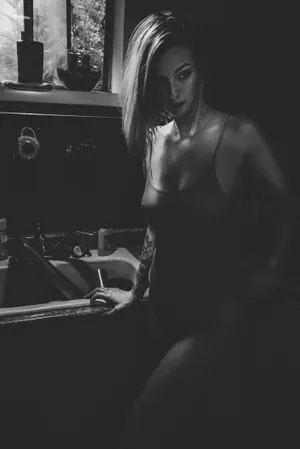 Provocative Yet Tasteful Boudoir Photography Wallpaper