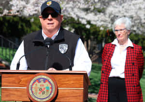 Public Speakerat Podiumwith Listener Wallpaper