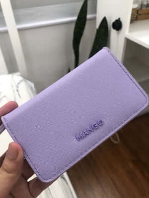 Purple Mango Branded Wallet Heldin Hand Wallpaper