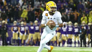 Quarterback Actionin Rainy Game Wallpaper