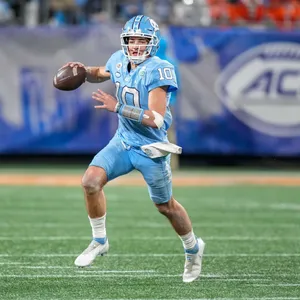 Quarterback In Action Drake Maye Wallpaper