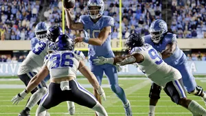 Quarterback Threading The Needle Football Game Wallpaper