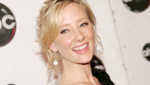 Radiant Anne Heche Smiling Wallpaper