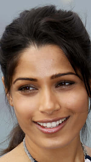 Radiant Freida Pinto Posing Elegantly Wallpaper