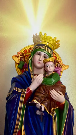 Radiant Madonnaand Child Statue Wallpaper