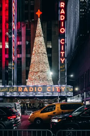 Radio City Fm Simple Aesthetic Cute Christmas Light Tree Wallpaper