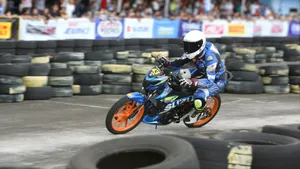 Raider 150 Fi Racing Action Wallpaper