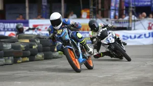 Raider 150 Fi Racing Action Wallpaper