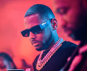 Rapperin Designer Shadesand Gold Chain Wallpaper